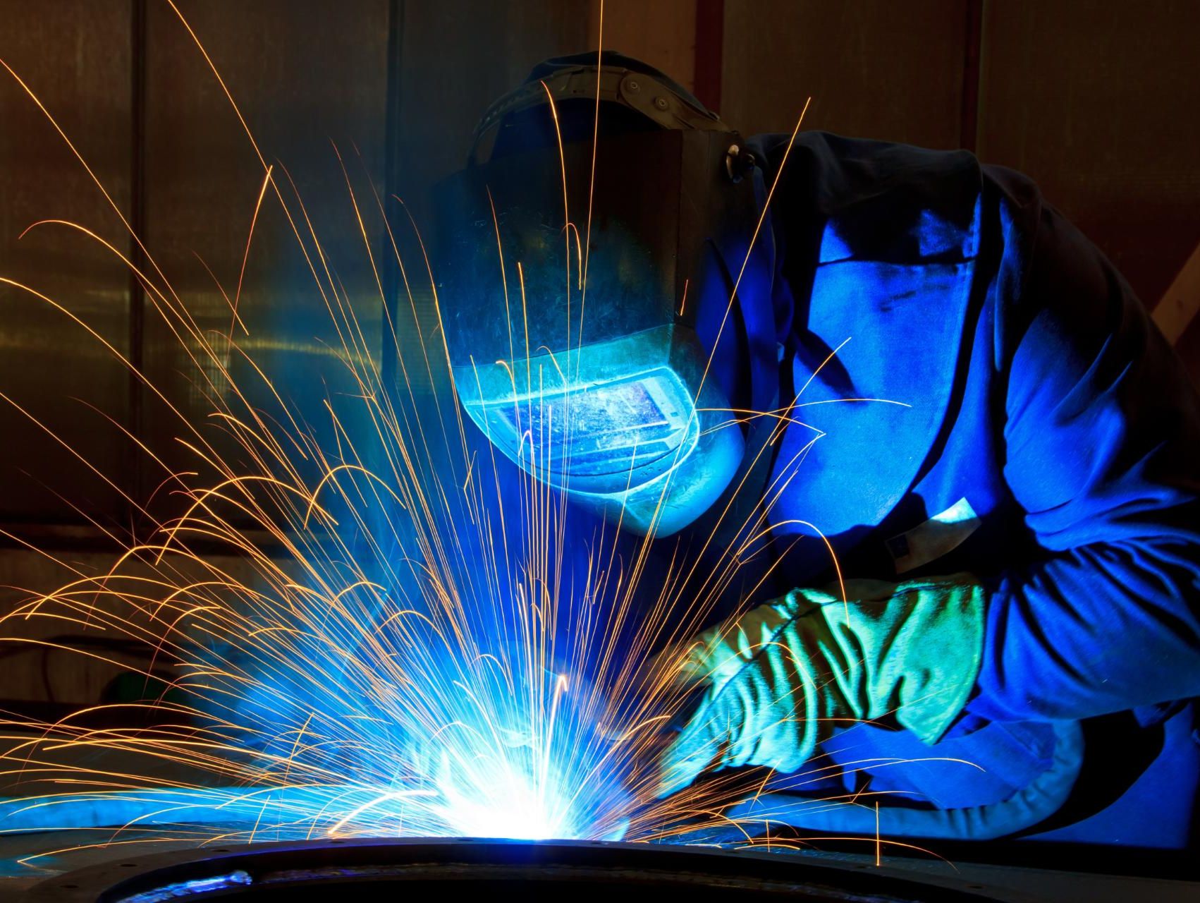 svetsare på jobbet